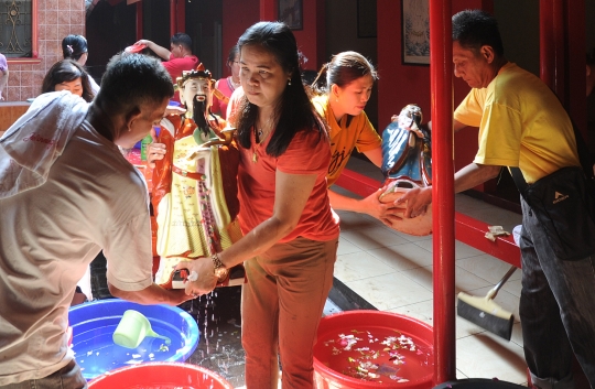 Melihat Ritual Bersih Patung Jelang Imlek