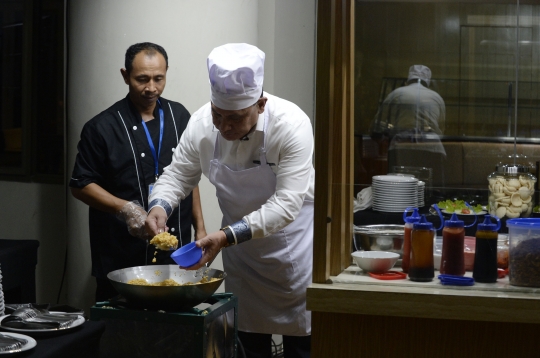 Menikmati Nasi Goreng ala Firli Bahuri