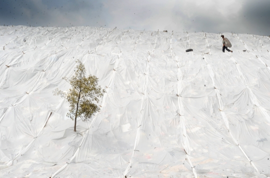 Gunungan Sampah di TPA Cipayung Ditutup Plastik Besar