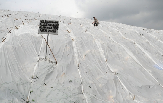 Gunungan Sampah di TPA Cipayung Ditutup Plastik Besar