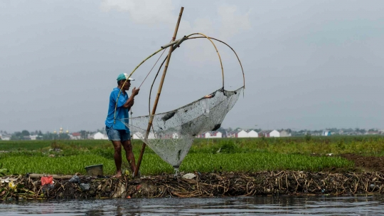 Berkah Luapan Kali Doser Bagi Pencari Ikan di Bekasi