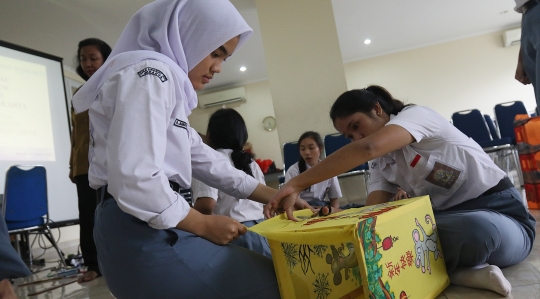 Antusiasme Siswa SMA Buat Kerajinan Lampion