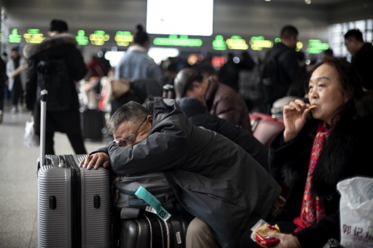 Potret Lelah Pemudik Imlek di Stasiun Kereta Api China