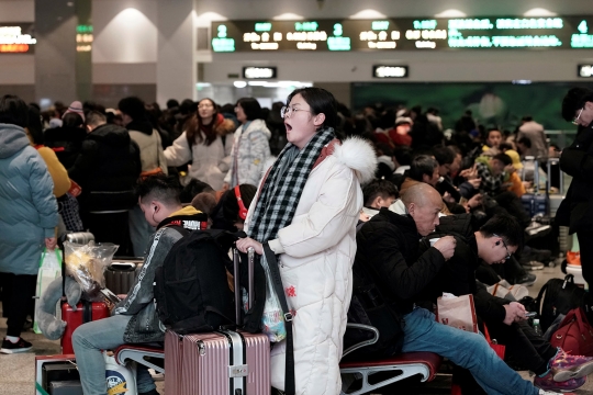 Potret Lelah Pemudik Imlek di Stasiun Kereta Api China