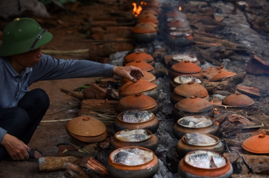 Intip Pembuatan Ikan Rebus, Makanan Populer di Vietnam Saat Imlek
