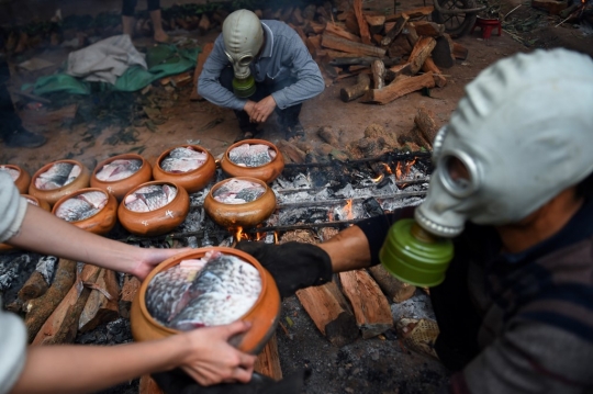 Intip Pembuatan Ikan Rebus, Makanan Populer di Vietnam Saat Imlek