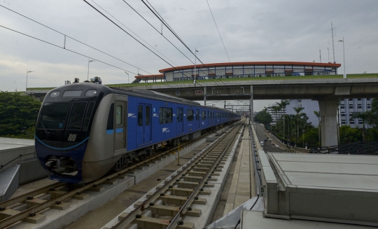 Anies Resmikan Pembangunan Skybridge MRT ASEAN-Halte TransJakarta CSW