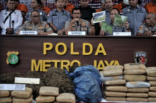 Polisi Ungkap Peredaran Ganja 1,3 Ton