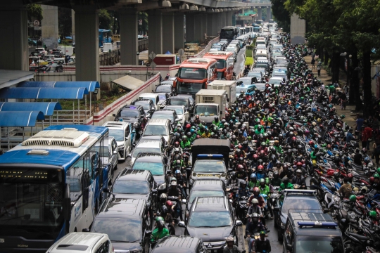 Jalan Rasuna Said Macet Parah Akibat Demo di Kemenkumham