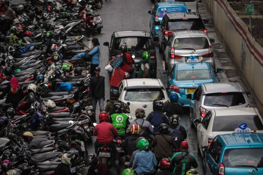 Jalan Rasuna Said Macet Parah Akibat Demo di Kemenkumham