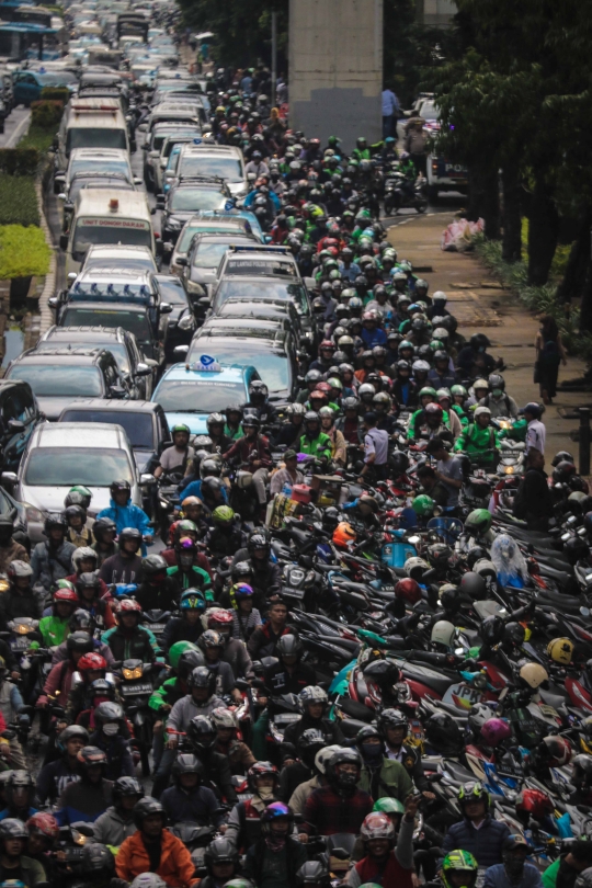 Jalan Rasuna Said Macet Parah Akibat Demo di Kemenkumham