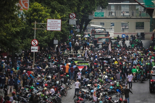 Jalan Rasuna Said Macet Parah Akibat Demo di Kemenkumham