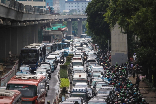 Jalan Rasuna Said Macet Parah Akibat Demo di Kemenkumham