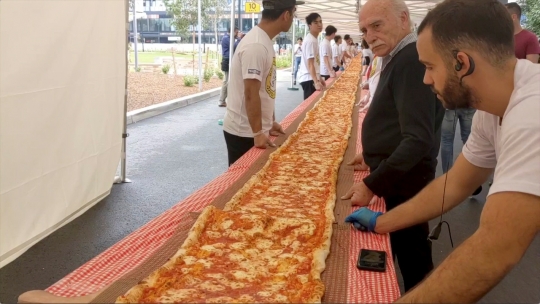 Melihat Pizza Terpanjang di Australia