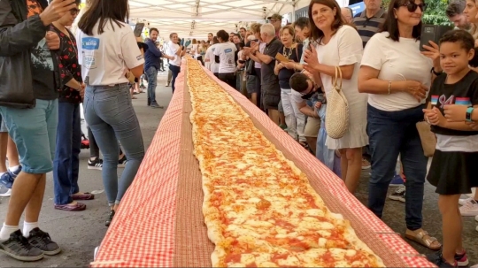 Melihat Pizza Terpanjang di Australia
