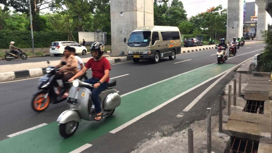 Minim Kesadaran, Pemotor Masih Nekat Melintas di Jalur Sepeda