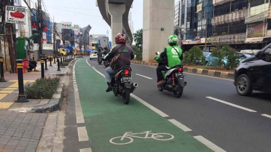 Minim Kesadaran, Pemotor Masih Nekat Melintas di Jalur Sepeda