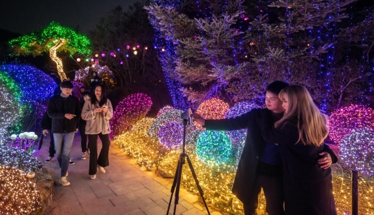 Gemerlap Lampu Malam di Festival Cahaya Garden of Morning Calm, Korea Selatan