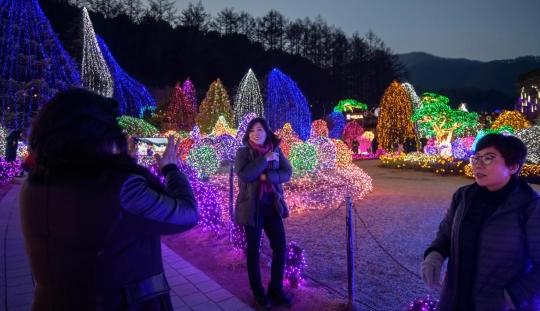 Gemerlap Lampu Malam di Festival Cahaya Garden of Morning Calm, Korea Selatan