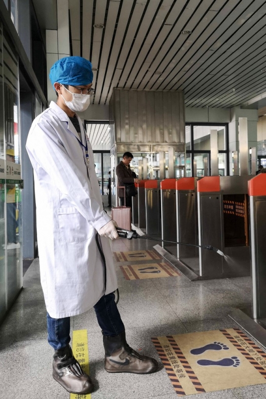 Cegah Virus Corona, Petugas Semprot Stasiun Kereta dengan Disinfektan