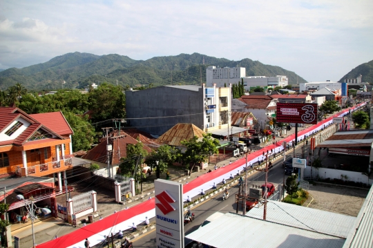 Hari Patriotik, Merah Putih Sepanjang 2.300 Meter Terbentang di Gorontalo