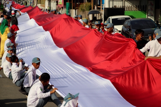 Hari Patriotik, Merah Putih Sepanjang 2.300 Meter Terbentang di Gorontalo
