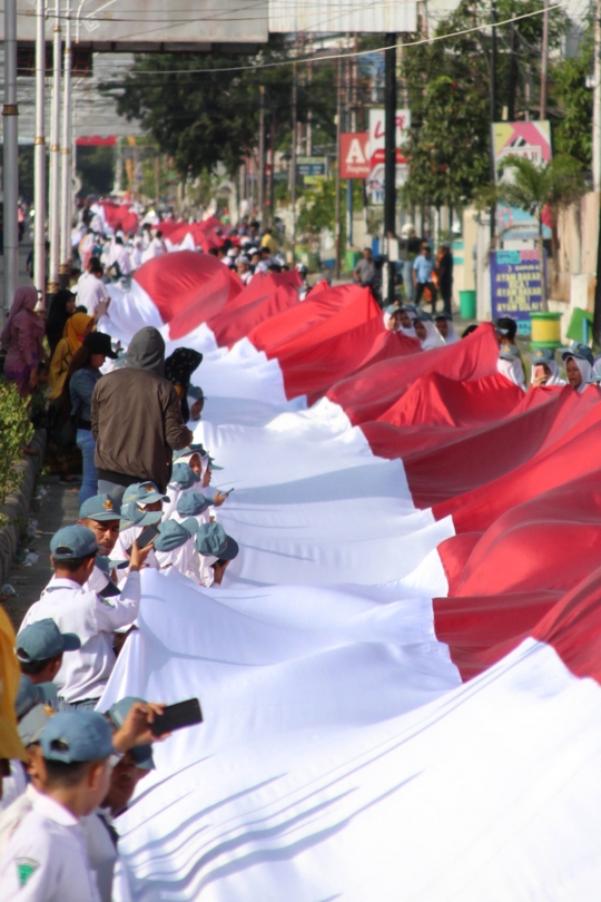 Hari Patriotik, Merah Putih Sepanjang 2.300 Meter Terbentang di Gorontalo