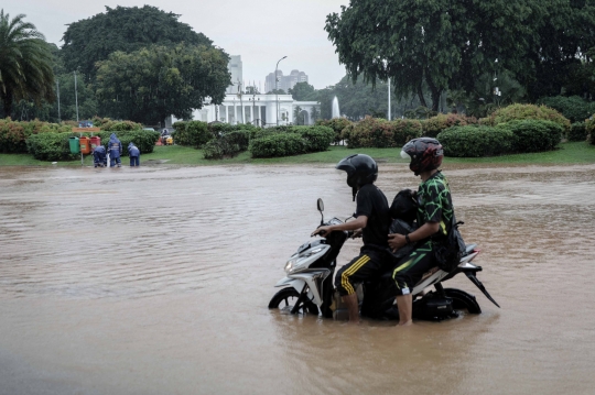Hujan Lebat, Jalanan Depan Istana Merdeka Banjir