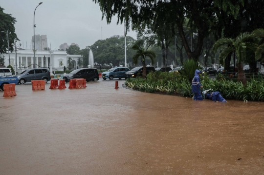 Hujan Lebat, Jalanan Depan Istana Merdeka Banjir