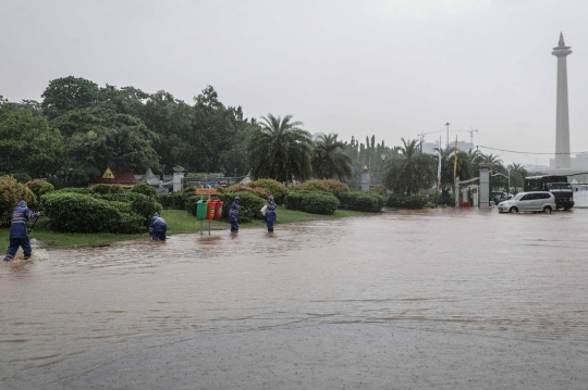 Hujan Lebat, Jalanan Depan Istana Merdeka Banjir