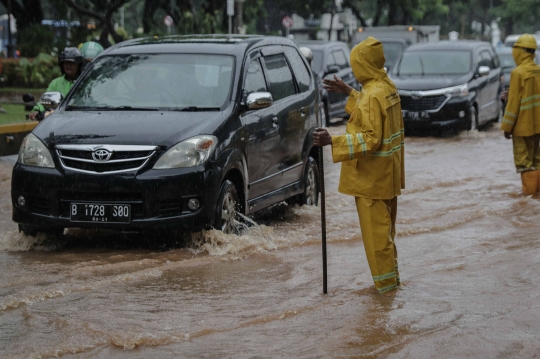 Hujan Lebat, Jalanan Depan Istana Merdeka Banjir
