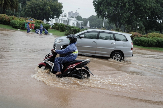 Hujan Lebat, Jalanan Depan Istana Merdeka Banjir