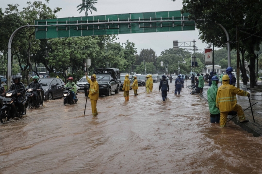 Hujan Lebat, Jalanan Depan Istana Merdeka Banjir