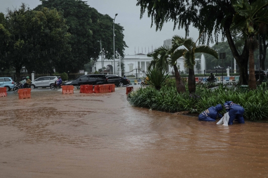 Hujan Lebat, Jalanan Depan Istana Merdeka Banjir