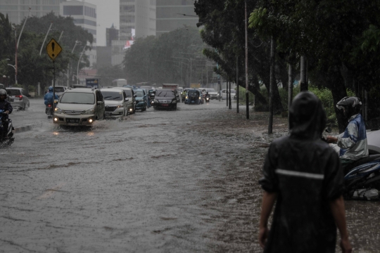 Banjir Genangi Jalan Medan Merdeka Timur