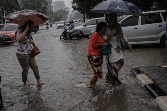 Banjir Genangi Jalan Medan Merdeka Timur