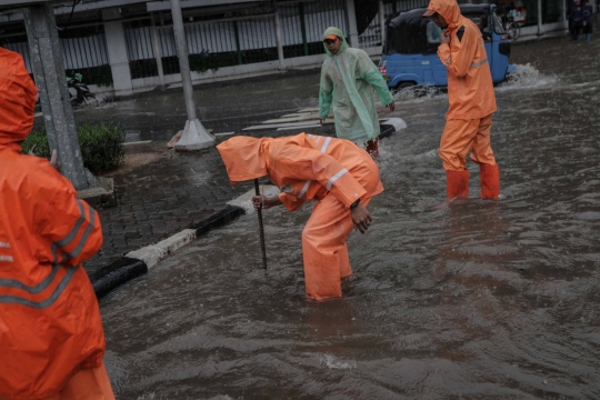 Banjir Genangi Jalan Medan Merdeka Timur