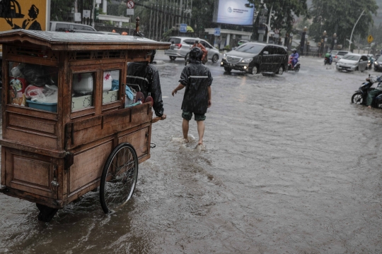 Banjir Genangi Jalan Medan Merdeka Timur