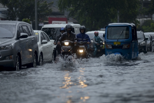 Pengendara Terjang Banjir Setinggi 30 Cm di Jalan Sukarjo Wiryopranoto