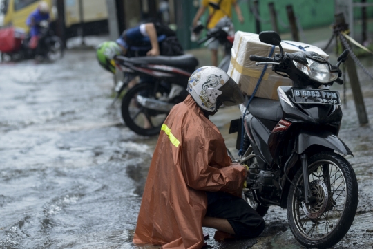 Pengendara Terjang Banjir Setinggi 30 Cm di Jalan Sukarjo Wiryopranoto