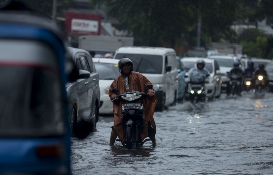 Pengendara Terjang Banjir Setinggi 30 Cm di Jalan Sukarjo Wiryopranoto