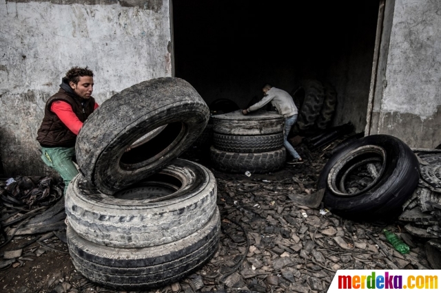 Foto Melihat Proses Daur Ulang Ban Bekas di Mesir 