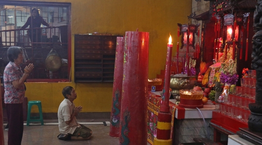 Sembahyang Imlek di Vihara Amurva Bhumi