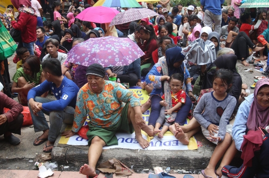Berebut Angpau Imlek di Vihara Dharma Bakti