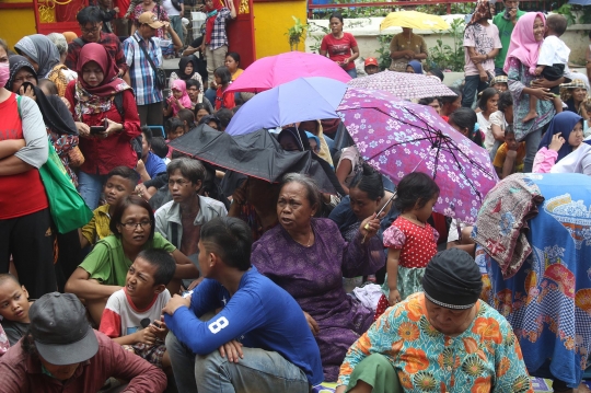 Berebut Angpau Imlek di Vihara Dharma Bakti