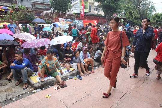 Berebut Angpau Imlek di Vihara Dharma Bakti
