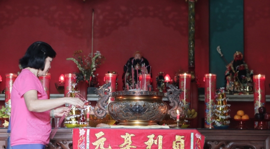 Warga Tionghoa Rayakan Imlek di Kelenteng Kong Miao