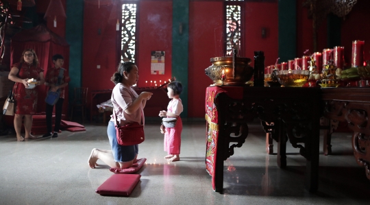 Warga Tionghoa Rayakan Imlek di Kelenteng Kong Miao
