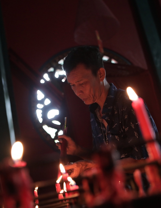 Warga Tionghoa Rayakan Imlek di Kelenteng Kong Miao