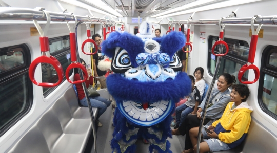 Pertunjukan Barongsai Hibur Penumpang di Stasiun LRT Velodrome